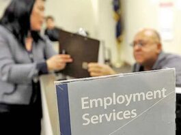 Con ello, el número de trabajadores sin empleo en el país es de 6,5 millones. Desde abril, señala la BLS el desempleo ha aumentado 0,5 puntos porcentuales, en 849.000 personas.