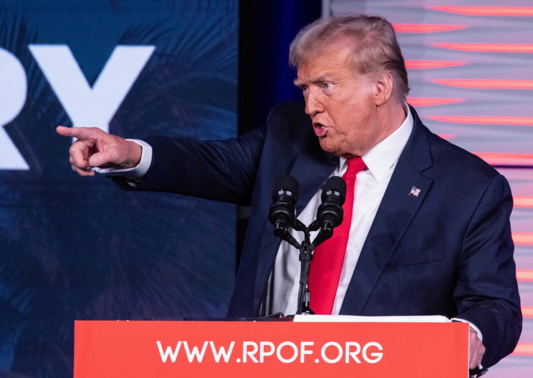 Donald Trump, conocido por sus posturas firmes en materia de inmigración, propone una serie de políticas que buscan reforzar las restricciones y medidas de control.