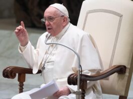 El papa sigue con la "inflamación pulmonar" pero no tiene fiebre Francisco ha tenido varios achaques este año debido a la edad y una operación complicada por una hernia abdominal.
