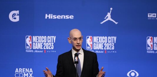 El comisionado de la NBA, Adam Silver,