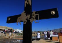 Con misa en Río Bravo, Iglesia reclama al Gobierno mexicano la muerte de 1.300 migrantes El obispo de Ciudad Juárez José Guadalupe Torres (3d) participa en una misa binacional a mitad del Río Bravo