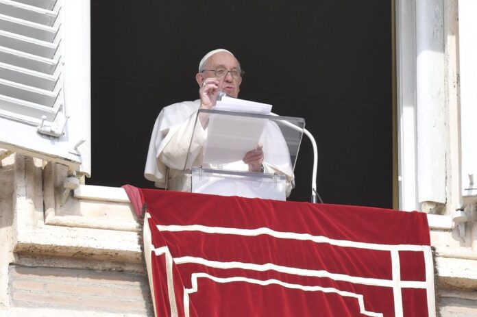 El Papa Francisco durante el ángelus del domingo 23 de octubre de 2022. El Santo Padre desea reiterar el llamamiento incesante de la Santa Sede a silenciar las armas, a repensar la producción y el comercio de estos instrumentos de muerte y destrucción.