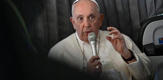 Bruni ha confirmado que la TAC a la que se sometió el Papa Francisco a primera hora de la tarde del sábado en el hospital Gemelli Isola Tiberina de Roma "excluyó una neumonía.