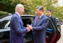Biden reitera que Xi es un "dictador" después de reunirse con él El presidente estadounidense Joe Biden (i) despide al presidente chino Xi Jinping