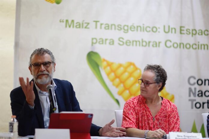 El vicepresidente del Consejo Nacional Agropecuario, José Cacho, y la doctora Francisca Acevedo participan durante un foro dedicado a cultivar conocimiento y reflexión sobre el maíz