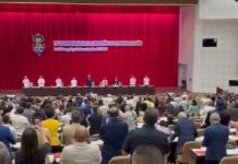 Cuba celebra un encuentro con emigrantes mientras prosigue el mayor éxodo en décadas En términos generales, la conferencia se entiende desde el Gobierno cubano como un mecanismo para conducir el diálogo con los cubanos en el exterior y como un símbolo de la continuidad de este intercambio.