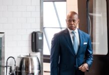 Nueva York acusa a Texas de "utilizar" a los migrantes al enviarlos a Nueva Jersey Eric Adams.
