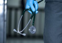 Un reputado médico de EE.UU. denuncia al hospital que lo despidió por publicar sobre Hamás La demanda se presentó la semana pasada en la Corte Suprema del Estado en Manhattan y está llamada a abrir el debate nacional sobre cuánto poder tienen las instituciones privadas para despedir empleados.