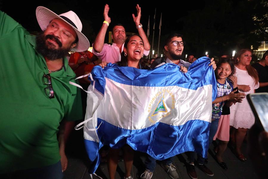Fan&aacute;ticos de Miss Nicaragua, Sheynnis Palacios, celebran luego de que ella fuera coronada como la nueva Miss Universe 2023.