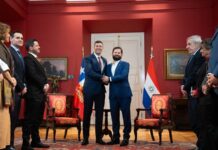 Santiago Peña resalta la "fuerte vocación de integración" en reunión con Boric en Chile Gabriel Boric (c-d), durante una reunión con su homólogo de Paraguay, Santiago Peña