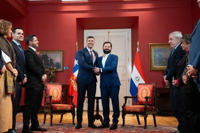 Gabriel Boric (c-d), durante una reunión con su homólogo de Paraguay, Santiago Peña Gabriel Boric (c-d), durante una reunión con su homólogo de Paraguay, Santiago Peña