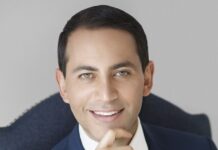 Publicista mexicano publica su primer libro de cuentos que presentará en Madrid Gabriel Rivera Barraza.