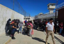 Grupo de migrantes que fue rescatado por las autoridades, en el municipio de Matehuala, San Luis Potosí, México.