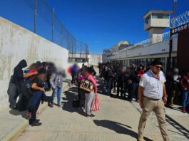 Grupo de migrantes que fue rescatado por las autoridades, en el municipio de Matehuala, San Luis Potosí, México.