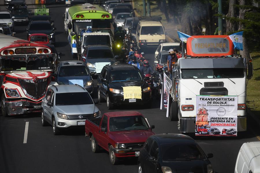 Transportistas bloquean una vía durante una manifestación hoy, en Ciudad de Guatemala.