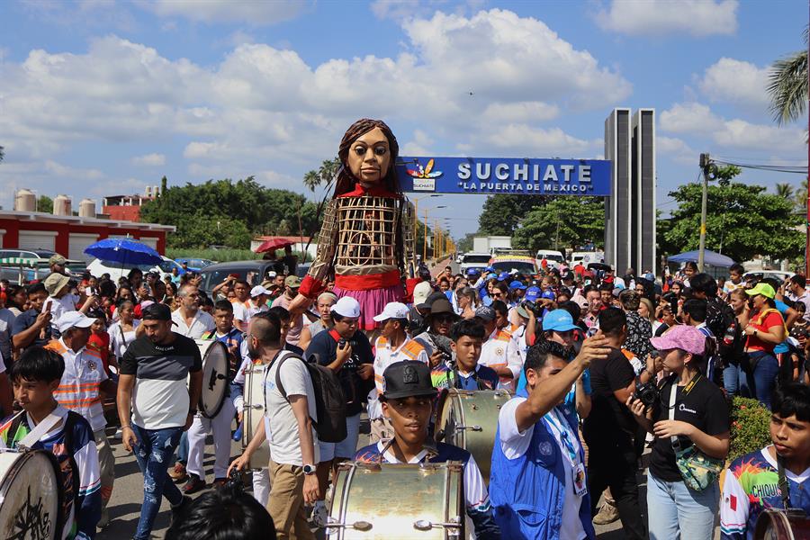 Habitantes dan hoy la bienvenida a la marioneta Amal