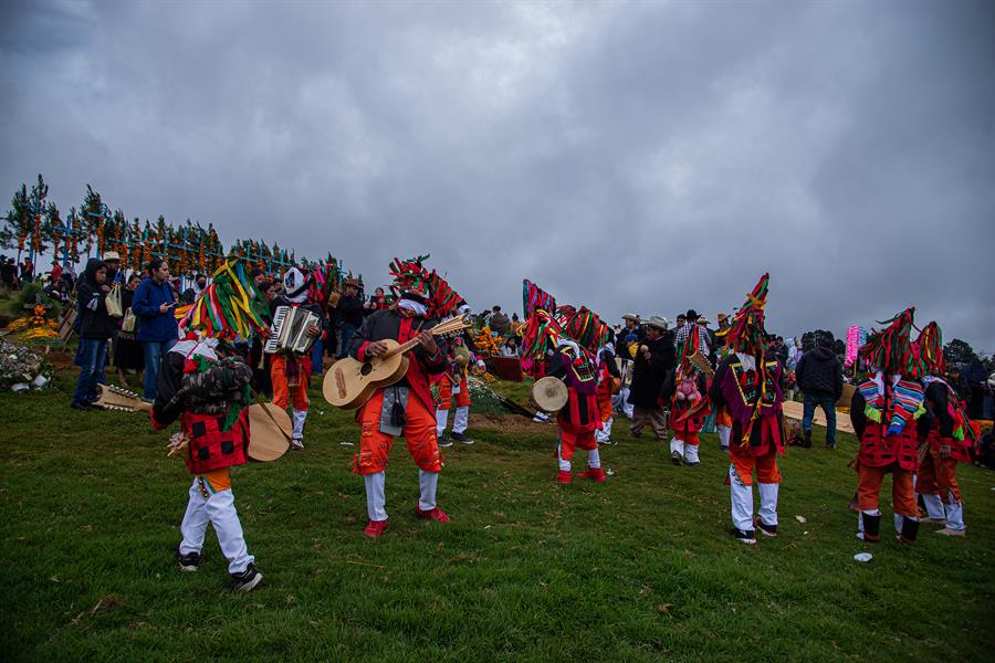 Ind&iacute;genas tsotsiles amenizan la festividad de d&iacute;a de muertos