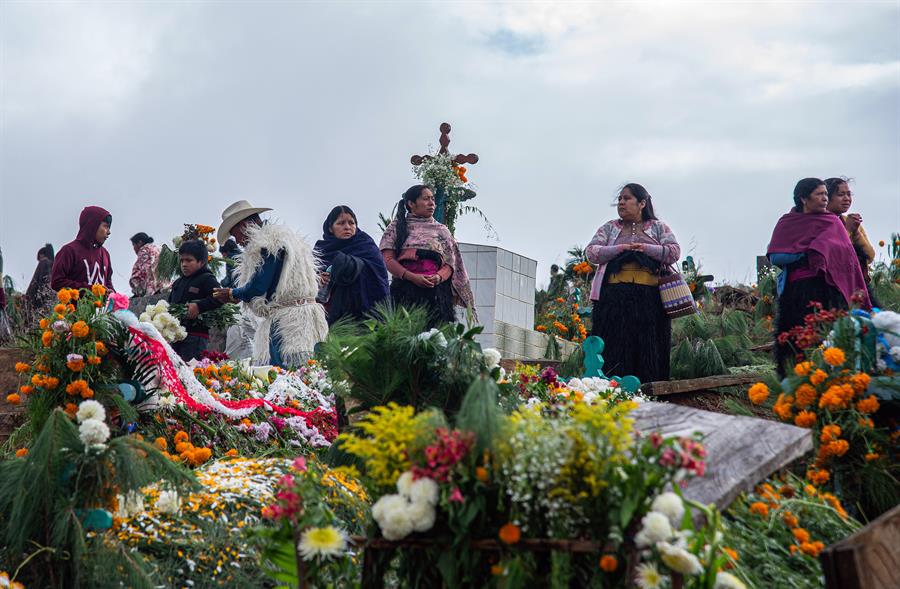 Ind&iacute;genas tsotsiles decoran las tumbas de sus familiares hoy, en la ciudad de San Juan Chamula (1)