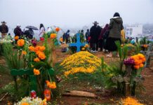 Miles de indígenas reviven sus tradiciones más ancestrales con el Día de Muertos en México