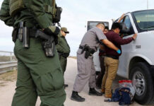 EE.UU. intensifica enjuiciamiento de indocumentados que reingresen al país por Arizona Los inmigrantes enfrentarán consecuencias por su entrada y reingreso ilegal después de haber sido deportados.