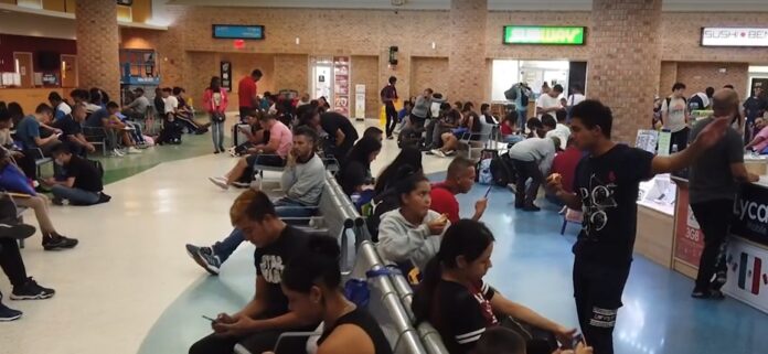 La Oficina de Asuntos de Inmigración y Refugiados de Denver informó que “varias familias” están en cuarentena, incluyendo adultos y menores de edad.