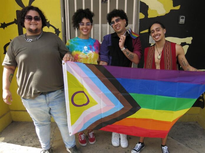 Intersexuales y no binarios Las personas intersexuales o con desarrollo sexual diferente son personas que nacen con genitales ambiguos o atípicos, presentan una enorme diversidad de cuerpos y de condiciones diferentes entre sí.