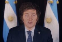 El candidato opositor a la Presidencia argentina, Javier Milei, emite su voto Candidato opositor argentino, Javier Milei.
