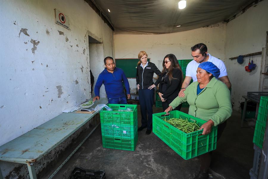 La administradora de USAID, Samantha Power (d), visita hoy en la localidad de Tababela (1)