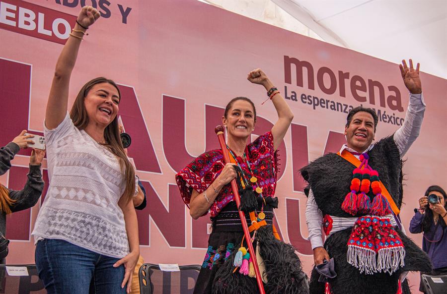 La candidata presidencial oficialista Claudia Sheinbaum se reúne hoy con indígenas maya (1)