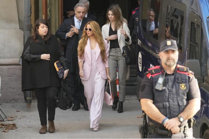 La cantante Shakira a su salida de la Audiencia de Barcelona (2) Shakira