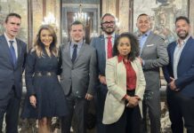 La embajadora de Estados Unidos en España Julissa Reynoso, el actor colombo-estadounidese John Leguizamo