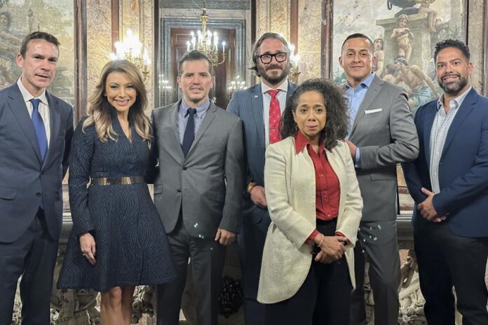 La embajadora de Estados Unidos en España Julissa Reynoso, el actor colombo-estadounidese John Leguizamo