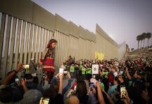 La marioneta Amal llega con mensaje de esperanza al muro fronterizo de la mexicana Tijuana Las marioneta Amal a su llegada hoy, en el muro fronterizo (1)