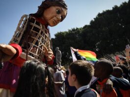 Las marioneta Amal a su llegada hoy, en el muro fronterizo (3)