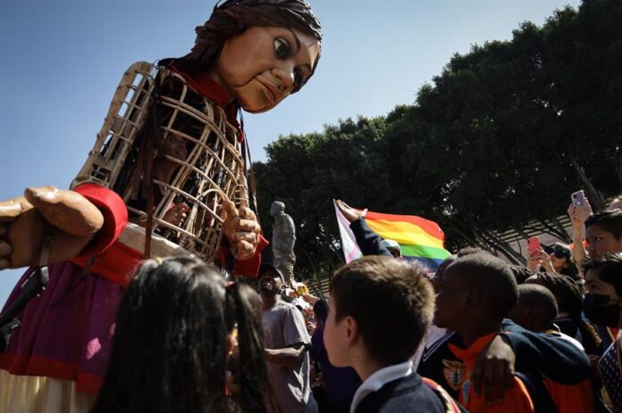 Las marioneta Amal a su llegada hoy, en el muro fronterizo (3)