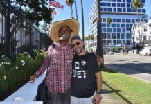 "¡Ganamos!": Actores de Hollywood celebran el fin de la huelga frente a los estudios Los actores Robert Eugene Patton Jr. (i), y Evan Shafran