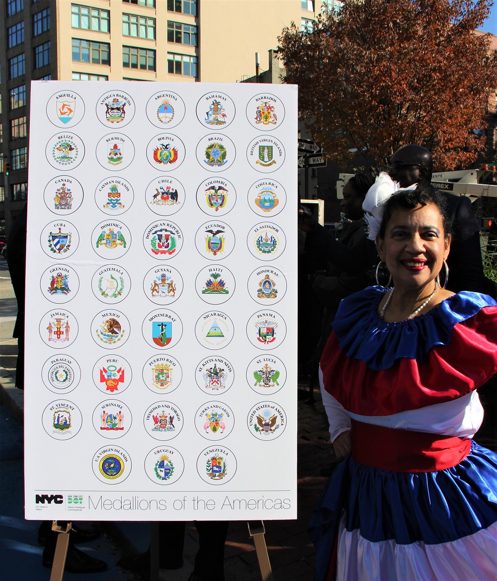 Los escudos de los cuarenta y tres pa&iacute;ses presentes en la Sexta Avenida de Manhattan