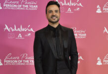 Luis Fonsi aboga por que la gala de los Latin Grammy salga con frecuencia de los EE.UU. Fonsi, que ha asistido a la celebración previa a la gala, que se celebra en el Palacio de Congresos y Exposiciones de Sevilla (FIBES), ha celebrado encontrarse en esa ciudad, donde ha llegado acompañado por su mujer, Águeda, que es cordobesa.