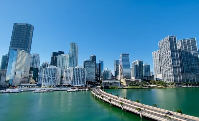 Florida recibió un total de 105,2 millones de visitantes en los tres primeros trimestres del año, con 96,4 millones de visitantes nacionales, 6 millones de visitantes extranjeros y 2,8 millones de viajeros canadienses.