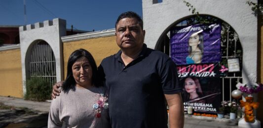 Mario Escobar y Dolores Bazaldua, padres de la joven mexicana Debanhi Escobar (3)