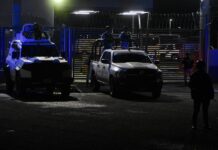 Miembros de la Guardia Nacional (GN) vigilan hoy los alrededores del penal del Altiplano en Toluca