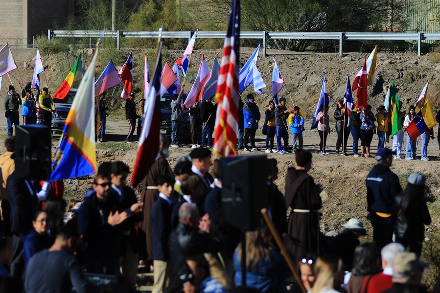 Migrantes participan en una misa binacional a mitad del R&iacute;o Bravo (1)