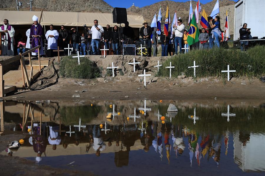Migrantes participan en una misa binacional a mitad del R&iacute;o Bravo (3)
