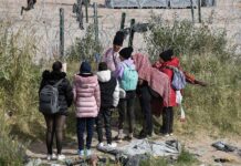 Un centenar de migrantes, incluyendo niños y mujeres, pernoctan a la altura de la puerta fronteriza 36, frente a la barricada de alambre de navajas que ha colocado Texas.