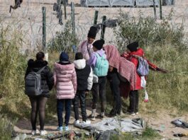 Un centenar de migrantes, incluyendo niños y mujeres, pernoctan a la altura de la puerta fronteriza 36, frente a la barricada de alambre de navajas que ha colocado Texas.