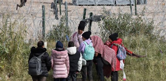 Un centenar de migrantes, incluyendo niños y mujeres, pernoctan a la altura de la puerta fronteriza 36, frente a la barricada de alambre de navajas que ha colocado Texas.