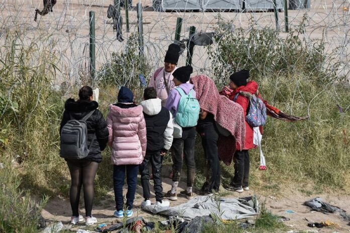 Migrantes quedan varados en el río Bravo 2 Un centenar de migrantes, incluyendo niños y mujeres, pernoctan a la altura de la puerta fronteriza 36, frente a la barricada de alambre de navajas que ha colocado Texas.