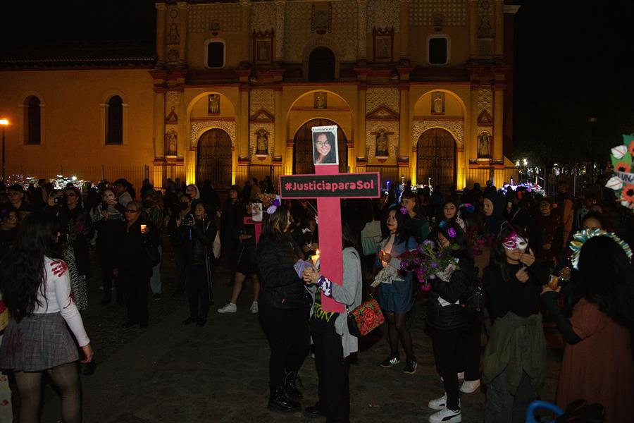 Mujeres disfrazadas de catrinas se manifiestan para recordar a sus compañeras víctimas de feminicidios (1)