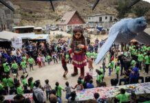 La marioneta Amal recibe refugio simbólico de menores en albergue de migrantes en Tijuana Niños comparten con la marioneta Amal, que representa a una niña siria refugiada de 10 años (1)