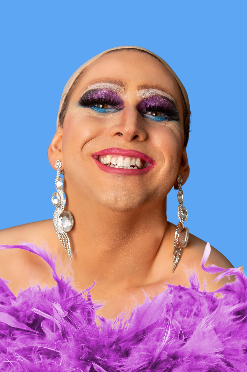 Gatto interpretando el personaje de Violeta en &ldquo;Tres Flores Trans&rdquo;.